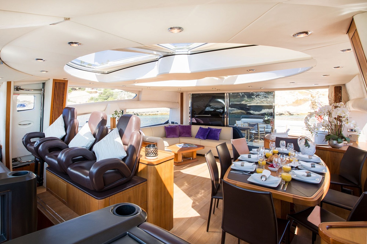 Аренда яхты Sunseeker Predator 82 Hooligan на Ибице - ланч в салоне яхты